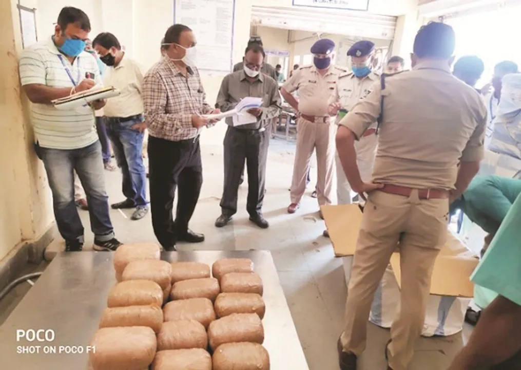  ଭୁବନେଶ୍ୱର : ୪୦ ଲକ୍ଷ ଟଙ୍କାର ଗଞ୍ଜେଇ ଜବତ, ୨ ଏଜେଣ୍ଟ ଗିରଫ, ମାଷ୍ଟରମାଇଣ୍ଡ ଫେରାର୍‌