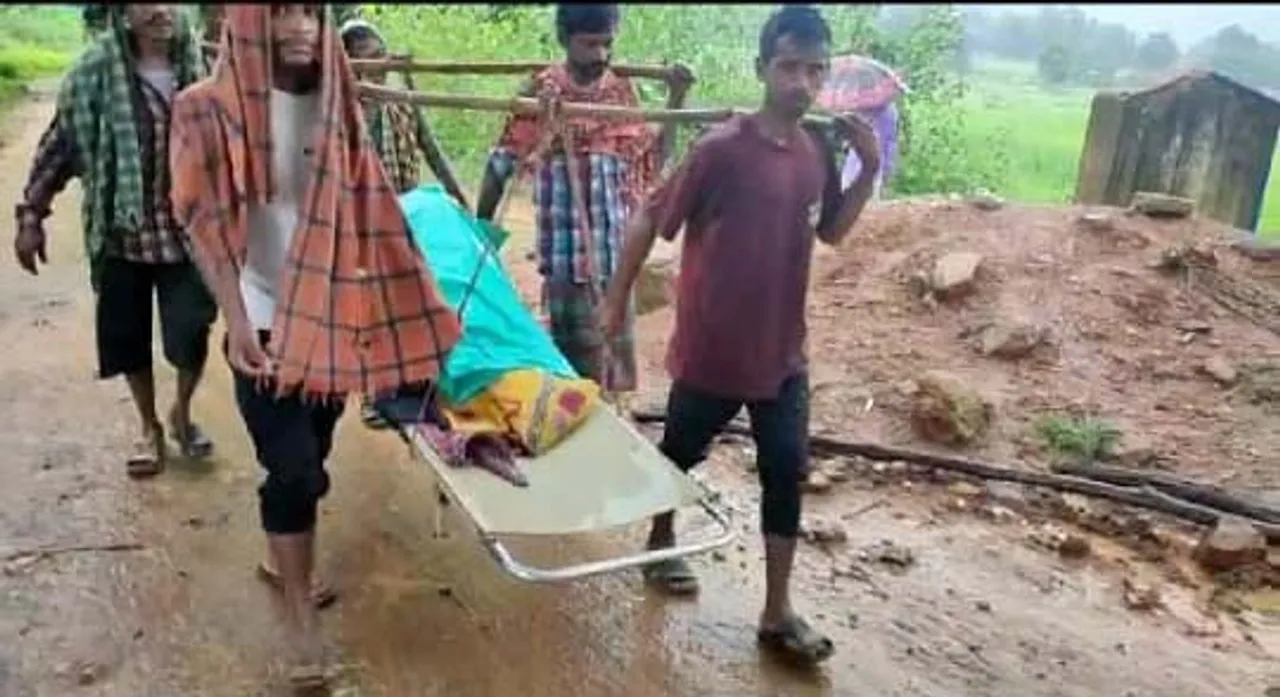  ନବରଙ୍ଗପୁରରେ ପୁଣ ଜନନୀ ଯନ୍ତ୍ରଣା: ଝିପି ଝିପି ବର୍ଷାରେ ଜରି ପକାଇ ୪ କିମି ଷ୍ଟ୍ରେଚର୍‌ରେ ବୁହାହେଲେ ଗର୍ଭବତୀ