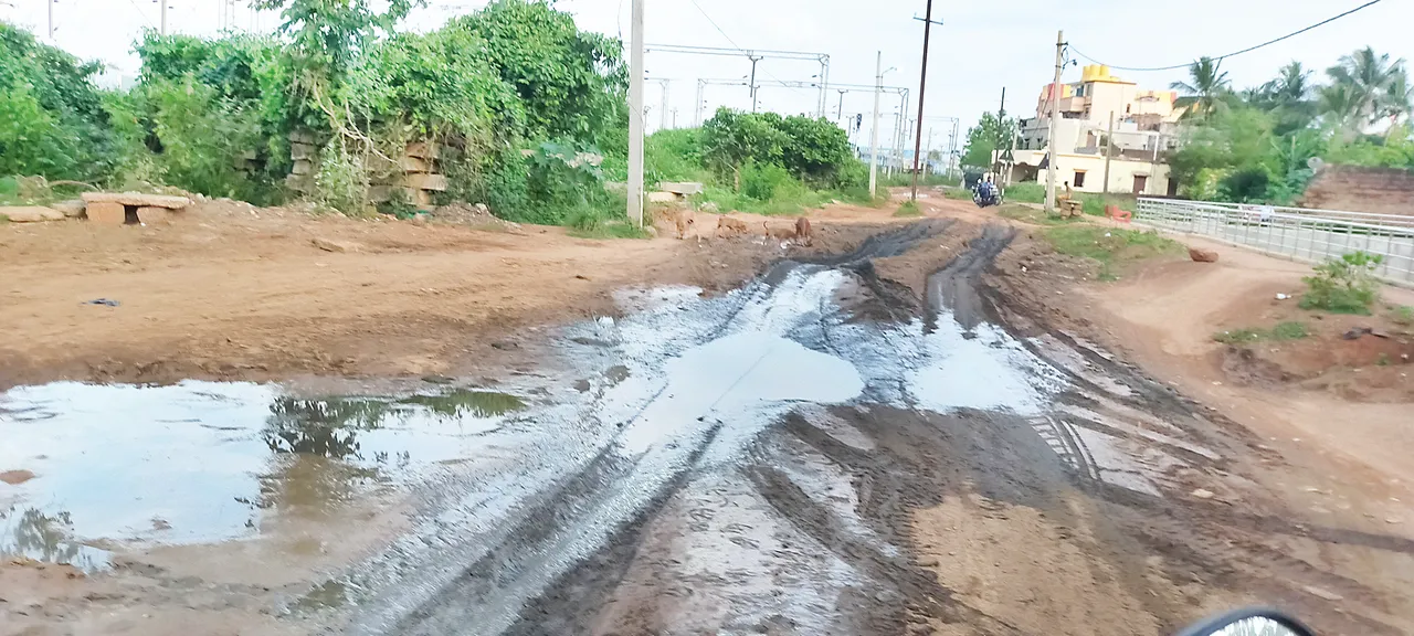  ରଙ୍ଗମାଟିଆ ରାସ୍ତାରେ ଆଣ୍ଠୁଏ ପଙ୍କ