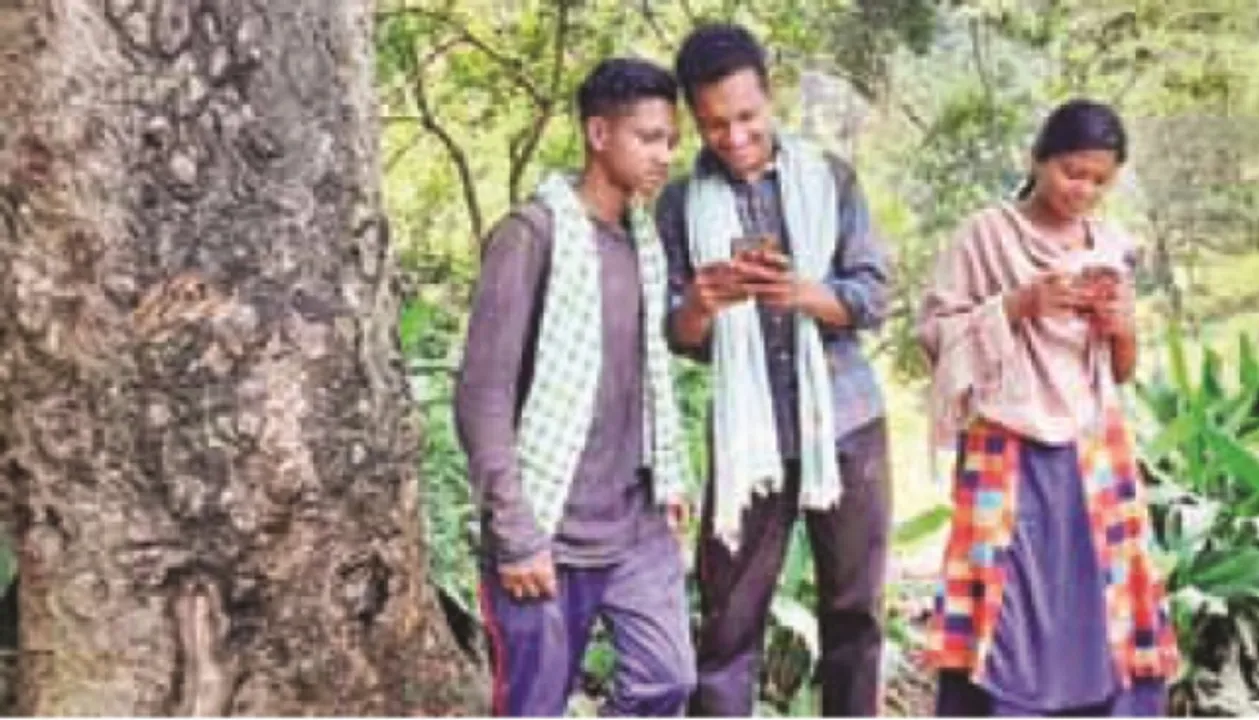 ଡଙ୍ଗରିଆଙ୍କ ପାଠପଢ଼ାରେ ନେଟୱର୍କ ସାଜିଛି ବାଧକ : ନିୟମଗିରିରୁ ୧୭ କିମି ତଳକୁ ଓହ୍ଲାଉଛନ୍ତି ଛାତ୍ରଛାତ୍ରୀ
