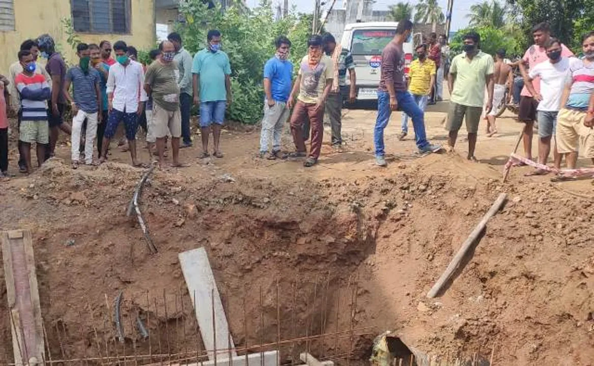  ନିର୍ମାଣାଧୀନ ଡ୍ରେନରେ ପଡ଼ି ଯୁବକ ମୃତ, ଲୁହାଛଡ଼କୁ କାଟି ମୃତଦେହ ଉଦ୍ଧାର କରିଲା ପୁଲିସ