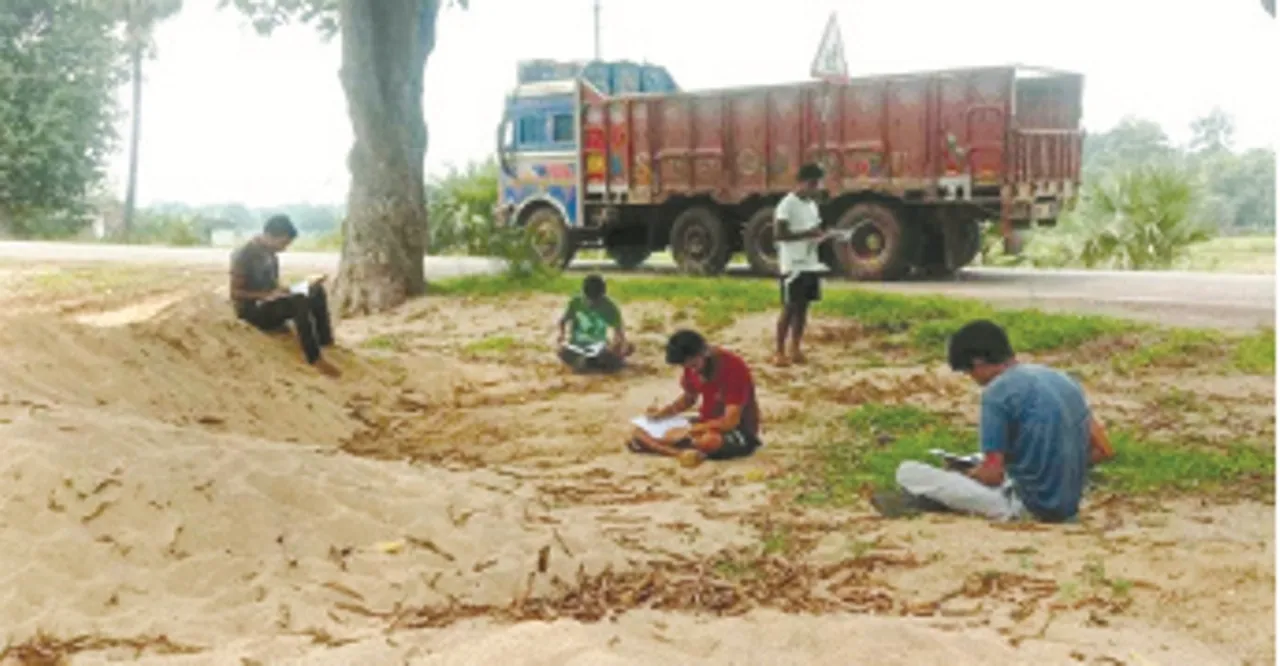  ଦେବଗଡ଼ : ନେଟ୍‌ୱର୍କ ନାହିଁ, ରାଜପଥ କଡ଼ରେ ଛାତ୍ରଛାତ୍ରୀ