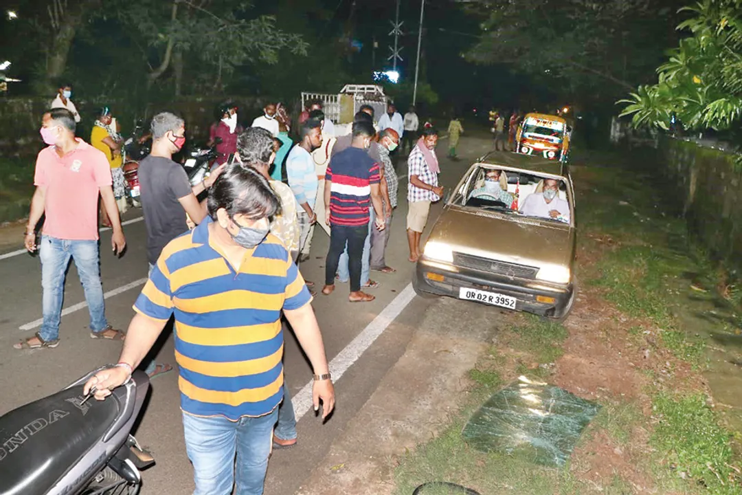  ଫୁଟ୍‌ପାଥ୍‌ରେ ଚଢ଼ିଗଲା କାର୍‌ : ବୃଦ୍ଧା ଗୁରୁତର, ବର୍ତିଗଲେ ୩