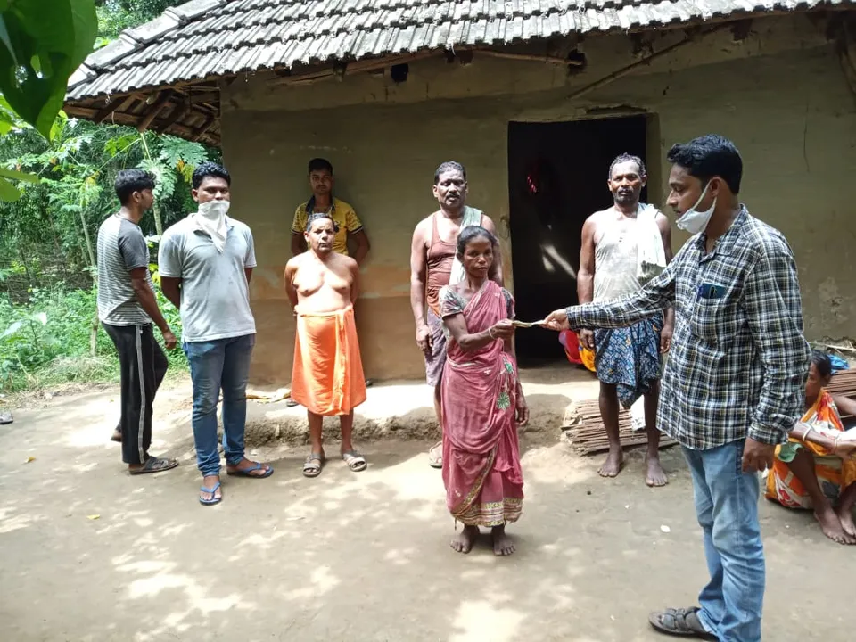  ସ୍ବାମୀଙ୍କ ଶବକୁ ଟ୍ରଲିରେ ବୋହିବା ଘଟଣା : ଜମି ମୁକୁଳାଇବା ପାଇଁ ସହଯୋଗର ହାତ ବଢ଼ାଇଲେ ‘ସମ୍ବାଦ’ର ଫିଚର ସମ୍ପାଦକ କଥାକାର ଗୌରହରି ଦାସ