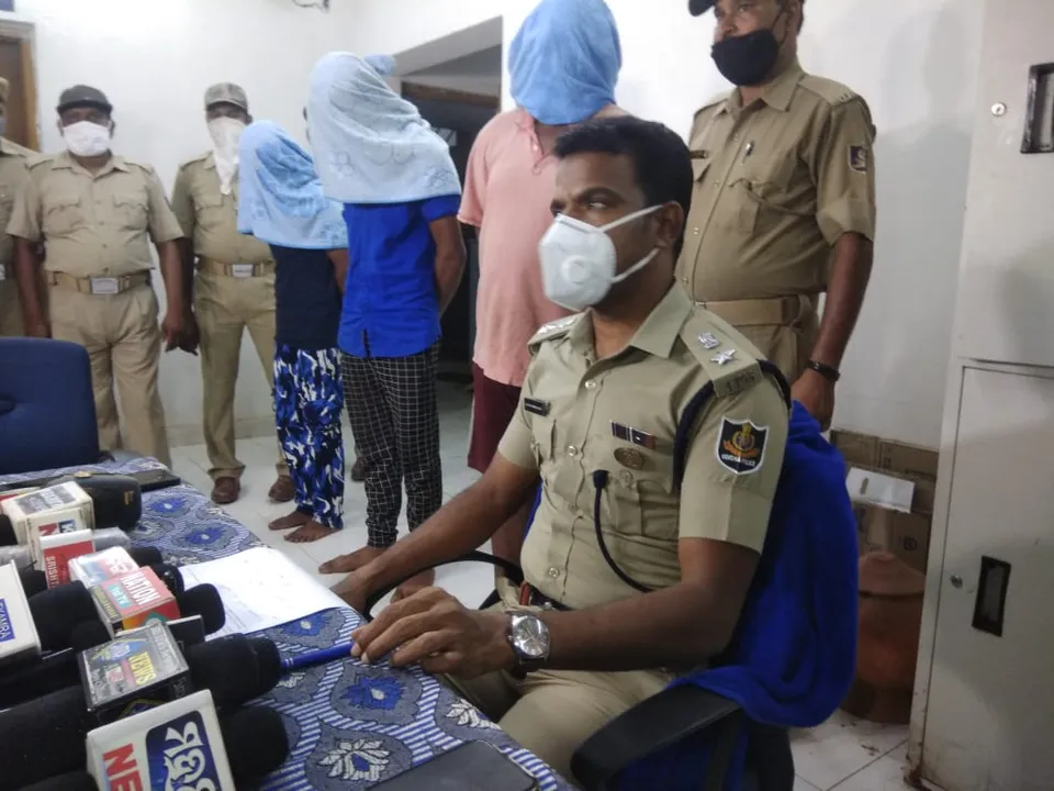  ମଙ୍କିି କ୍ୟାପ୍ ପିନ୍ଧି ଯୁବତୀଙ୍କୁ ଗଣ ଦୁଷ୍କର୍ମ ଘଟଣା: ପୁରୁଷ ବନ୍ଧୁଙ୍କ ସମେତ ୪ ଗିରଫ