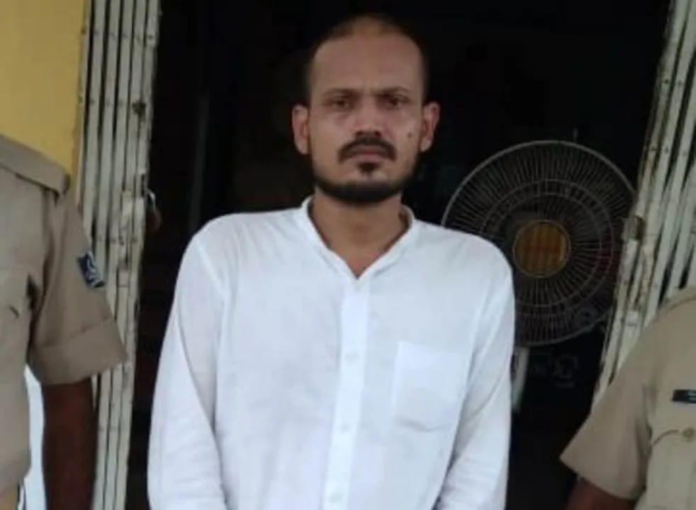  କୁଖ୍ୟାତ ଏଟିଏମ୍‌ ଲୁଟେରା ସମ୍ଭବ ଆଚାର୍ଯ୍ୟ ଗିରଫ, ୪୨ ହଜାର ଟଙ୍କା ଜବତ