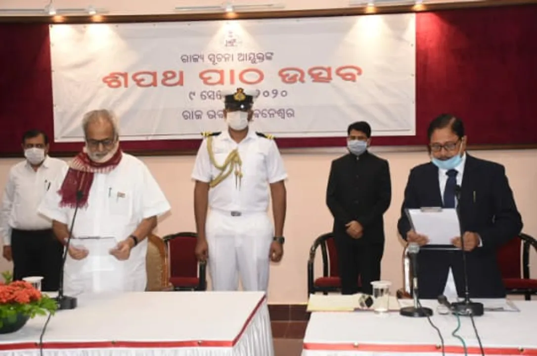  ସୂଚନା କମିସନର ଭାବେ ଶପଥ ନେଲେ ବରିଷ୍ଠ ସାମ୍ବାଦିକ ଦିଲୀପ ବିଶୋୟୀ ଓ ଆଇନଜୀବୀ ବିକ୍ରମ ସେନାପତି