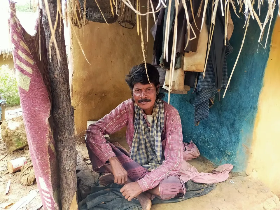  ୩ ଫୁଟିଆ ଘରେ ୫ ଫୁଟିଆ ମଣିଷ: ଦଦରା ଘରେ କାଳ କାଟୁଛନ୍ତି ଆଦିବାସୀ ଯୁବକ ଶୁକ୍ରୁ ଓ ତାଙ୍କ ଦୁଇ ସନ୍ତାନ