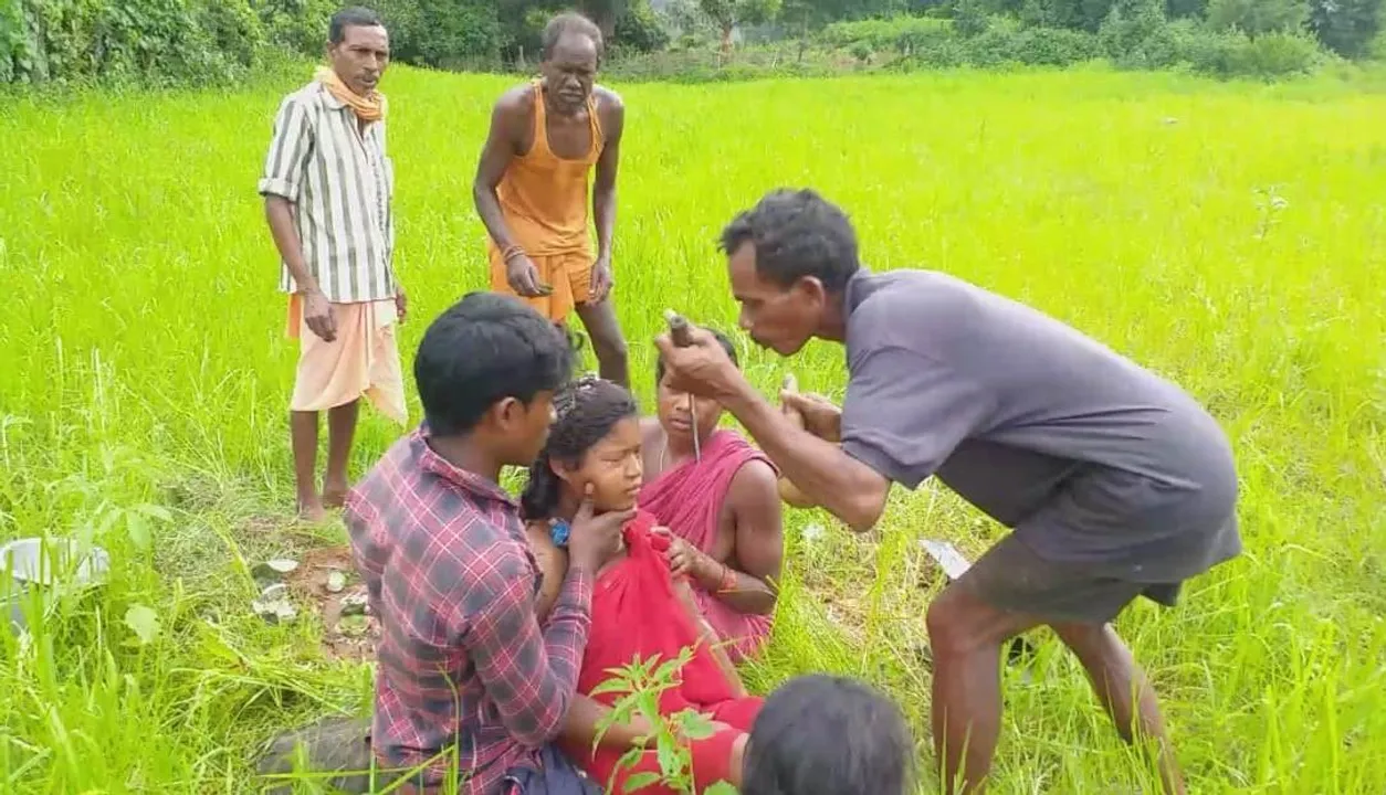  ଜଙ୍ଗଲ ମଝିରେ ପ୍ରସୂତୀ ମହିଳାଙ୍କୁ ଗୁଣିଆଙ୍କ ଝଡାଫୁଙ୍କା, ସମାଜସେବୀଙ୍କ ସହାୟତାରେ ଡାକ୍ତରଖାନାରେ ଭର୍ତ୍ତି