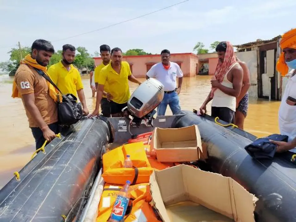  ବନ୍ୟା ବିପନ୍ନଙ୍କୁ ଉଦ୍ଧାର ପାଇଁ ଯାଉଥିବା ବୋଟ ଦୁର୍ଘଟଣା ଗ୍ରସ୍ତ; ଅଳ୍ପକେ ବର୍ତିଲେ ଅଗ୍ନିଶମ କର୍ମଚାରୀ, ସାମ୍ବାଦିକ ଏବଂ ସରପଂଚ