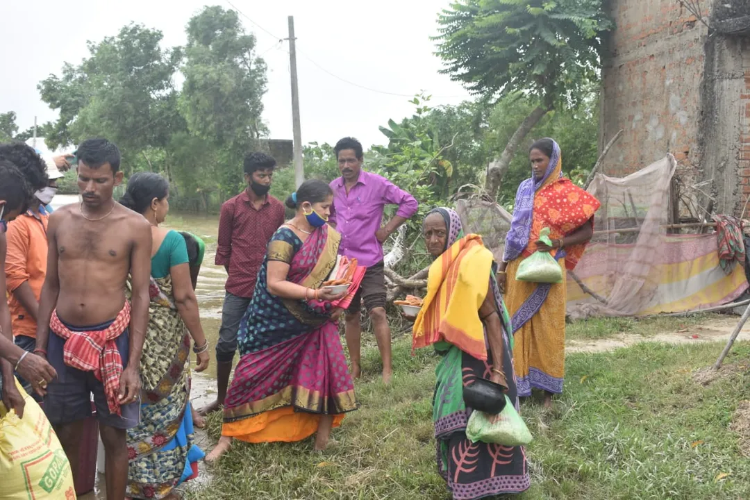  ୮୦ କିଲୋମିଟର ଦୂର ଯାଇ ବନ୍ୟା ବିପନ୍ନଙ୍କୁ  ଖାଦ୍ୟ ଓ ବସ୍ତ୍ର ବାଣ୍ଟିଲେ ମହିଳା ଚାଷୀ ଛାୟାରାଣୀ