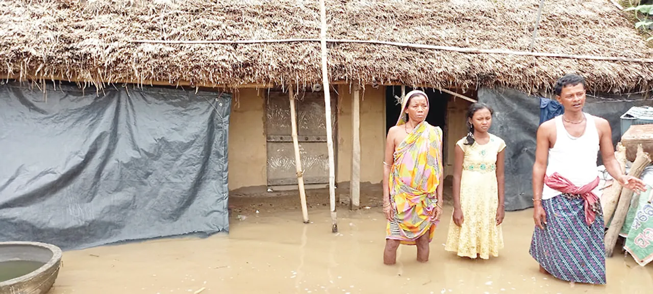  ବଢ଼ୁଛି ବନ୍ୟା ଦୁର୍ଦ୍ଦଶା : ପାଣିରେ ବତୁରିଗଲା କଚ୍ଚାଘର