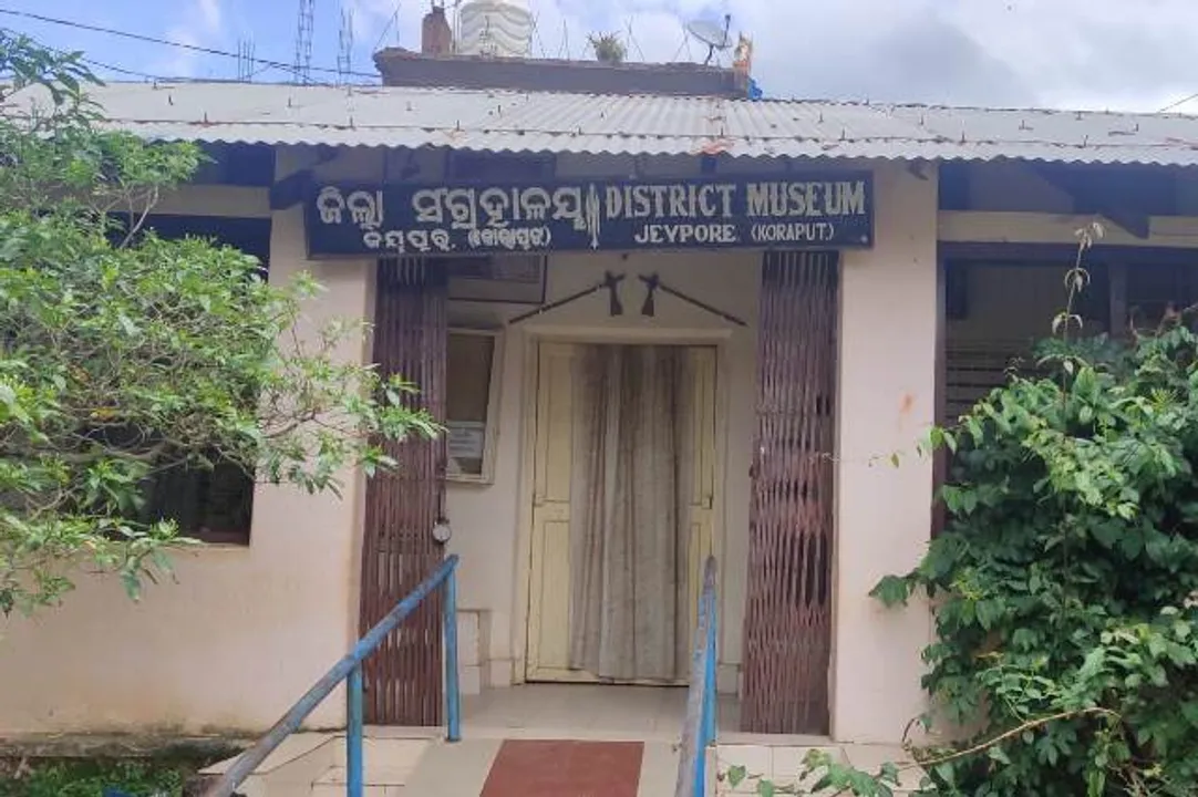  ଜୟପୁର : ଜିଲ୍ଲା ସ˚ଗ୍ରହାଳୟରୁ ଚୋରିକୁ ୬ ଦିନ ବିତିଲା, ଏବେ ବି ଖୋଲାମେଲାରେ ପଡିଛି କୋଟି କୋଟି ଟଙ୍କାର କିର୍ତ୍ତିରାଜି