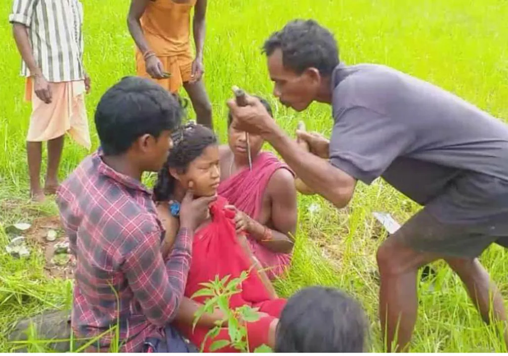  ଜଙ୍ଗଲ ମଝିରେ ପ୍ରସୂତିଙ୍କୁ ଗୁଣିଆର ଝଡ଼ାଫୁଙ୍କା, ଗୁରୁତର ଅବସ୍ଥାରେ ମେଡିକାଲରେ ଭର୍ତ୍ତି ହେଲେ ପ୍ରସୂତି