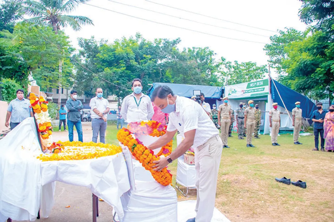  କରୋନାରେ ୱାର୍ଡ ଅଫିସରଙ୍କ ମୃତ୍ୟୁ, ସତ୍ୟନଗର ଶ୍ମଶାନରେ ଦିଆଗଲା ଗାର୍ଡ ଅଫ୍‌ ଅନର