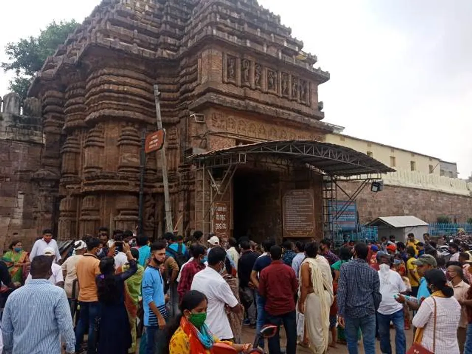  ମହାପ୍ରସାଦ ପାଇଁ ଶ୍ରୀମନ୍ଦିର ଚାରିପଟେ ଭିଡ଼।