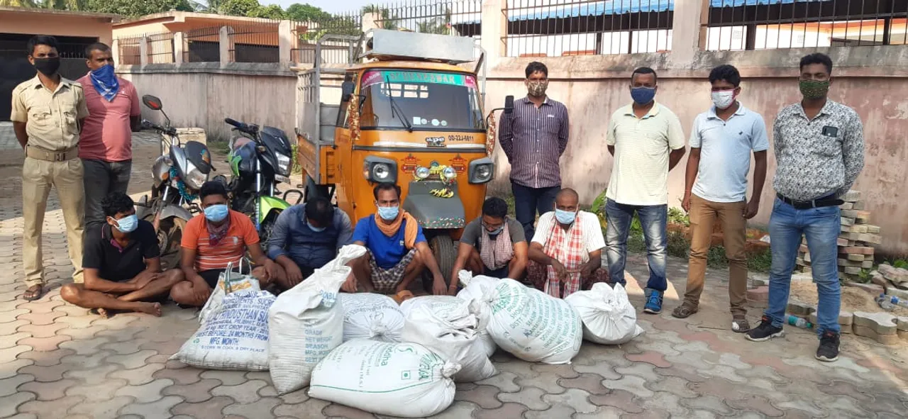 ବାଇକ୍‌ରେ ଚାଲାଣ: ୬୪୦ ଲିଟର ଦେଶୀ ମଦ ଜବତ, ୬ ଗିରଫ