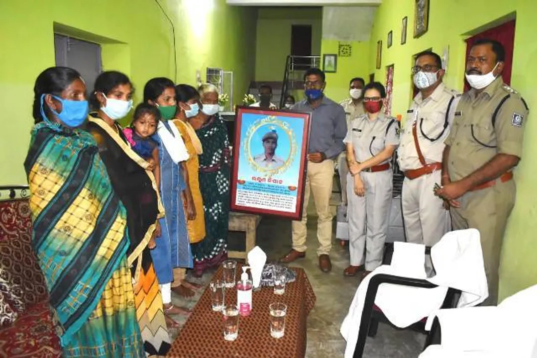  ସହିଦ ପୁଲିସ କର୍ମଚାରୀଙ୍କ ପରିବାରକୁ ଭେଟିଲେ ଏଡିଜି