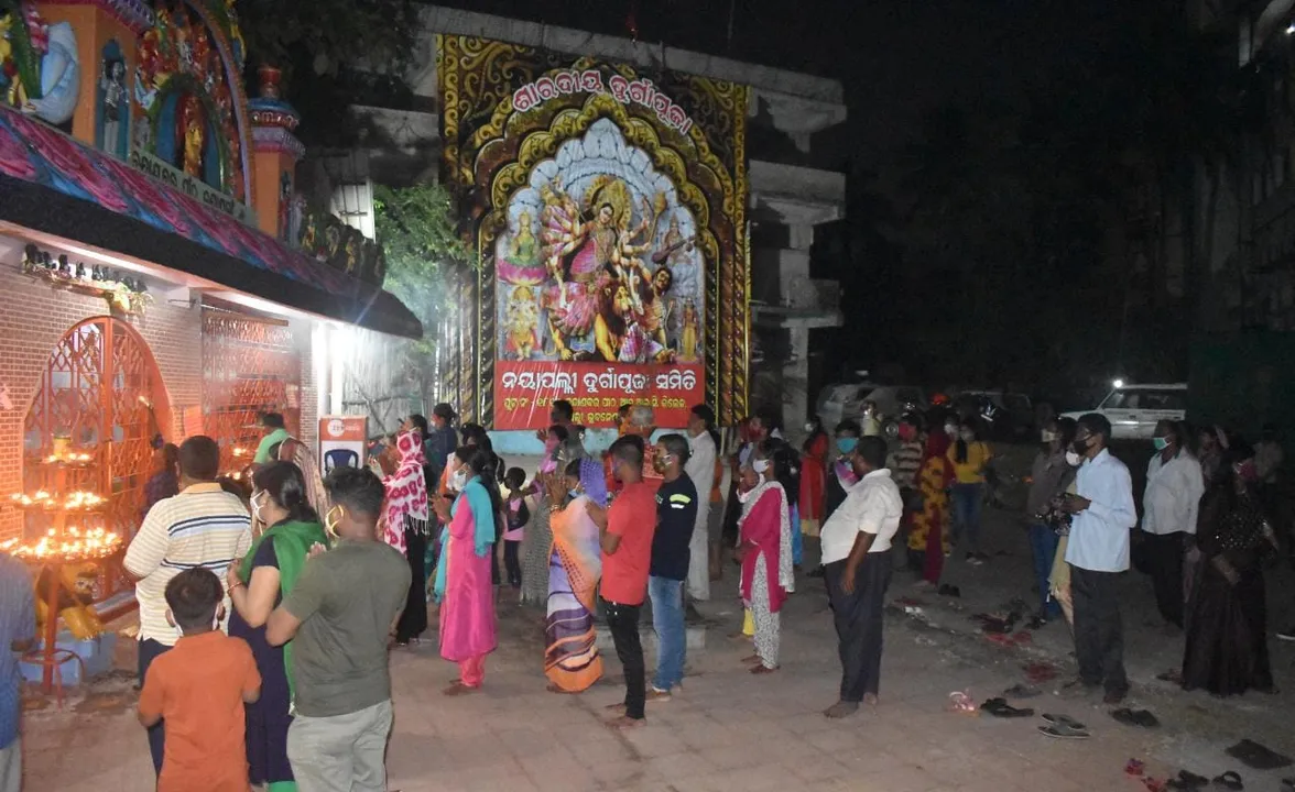  ନୂଆପଲ୍ଲୀ ଦୁର୍ଗାପୂଜା ମଣ୍ଡପ ବାହାରେ ମା’ଙ୍କୁ ପୂଜାର୍ଚ୍ଚନା କରୁଛନ୍ତି ଭକ୍ତ। (ଫଟୋ: ବିଭୂତି)