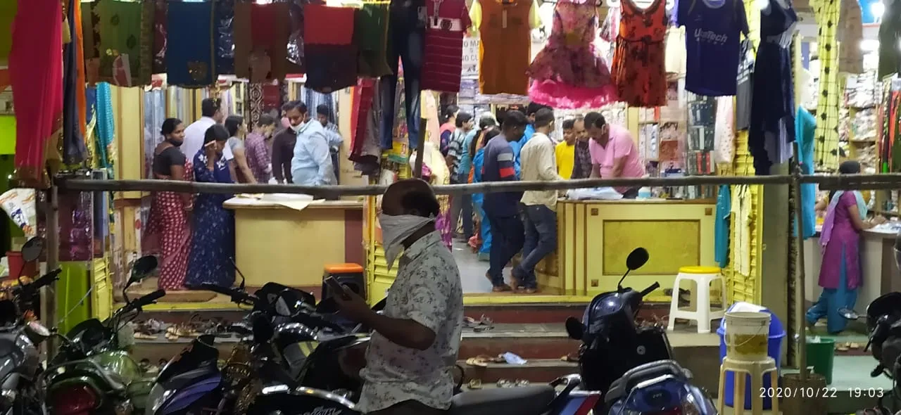  ଭଞ୍ଜନଗର : କୋଭିଡ ନିୟମ ମାନୁନାହାନ୍ତି ଲୋକେ, ଉଛୁଳିଛି ଦଶହରା ବଜାର