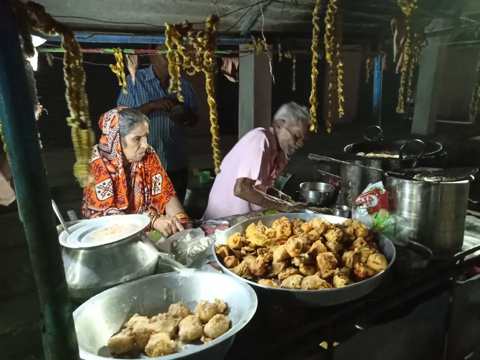  ଗ୍ରାହକ ଅପେକ୍ଷାରେ ଭଞ୍ଜନଗରର ‘ବାବା କା ଢାବା’ ; ବଞ୍ଚିବା ପାଇଁ ସଂଘର୍ଷ କରୁଛନ୍ତି ବୃଦ୍ଧ ଦମ୍ପତି