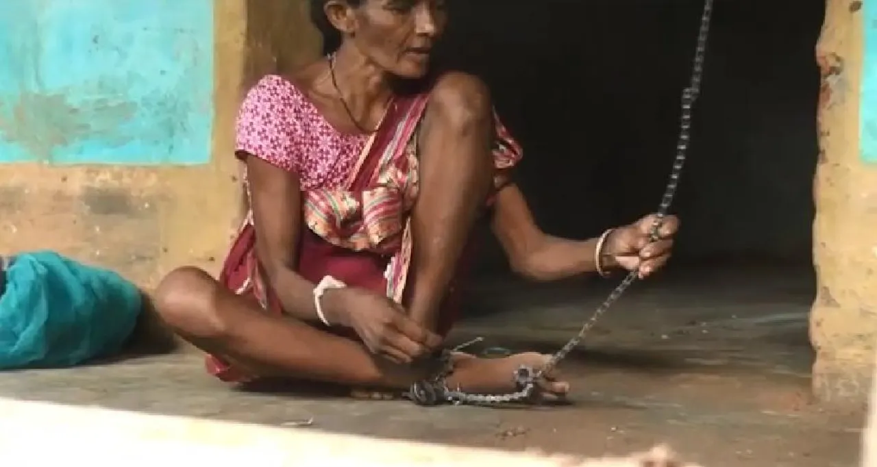  ଶିକୁଳିରେ ବନ୍ଧା ଜୀବନ: ଅସହାୟ ପରିବାର ପାଇଁ ମହିଳାଙ୍କ ଚିକିତ୍ସାରେ ଅର୍ଥ ସାଜିଛି ବାଧକ