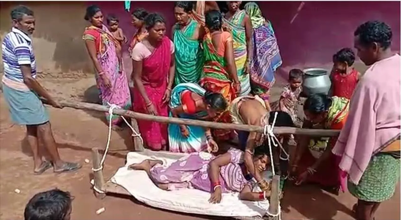  ଭିଡିଓରେ ଦେଖନ୍ତୁ ଜନନୀ ଯନ୍ତ୍ରଣା: ପୁଣି ଖଟିଆରେ ବୁହାହେଲେ ପ୍ରସୂତି, ଡାକ୍ତରଖାନାରେ ଶିଶୁ ପୁତ୍ର ପ୍ରସବ କଲେ ମହିଳା