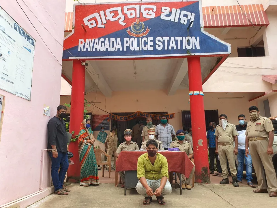  ଏଟିଏମ୍ କାର୍ଡ ବଦଳାଇ ୨.୮୭ ଲକ୍ଷ ଲୁଟ୍: ଅଭିଯୁକ୍ତ ଗିରଫ, ୨.୩୬ ଲକ୍ଷ ସହ ଦୁଇ ସୁନା ମୁଦି ଜବତ