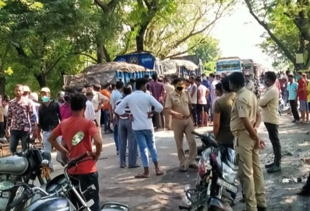  ବାଇକ୍‌ ଆରୋହୀଙ୍କୁ ଧକ୍କା ଦେଲା ମିନି ଟ୍ରକ୍‌, ଯୁବକଙ୍କ ମୃତ୍ୟୁ ପରେ କ୍ଷତିପୂରଣ ଓ ରାସ୍ତା ମରାମତି ଦାବିରେ ଉତ୍ତେଜନା