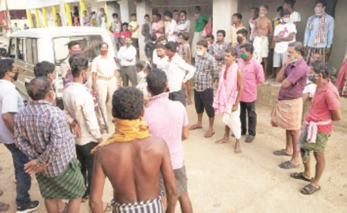  ଗାଁ ଲୋକଙ୍କ ଉପସ୍ଥିତିରେ ପୁଲିସର ତନାଘନା 
