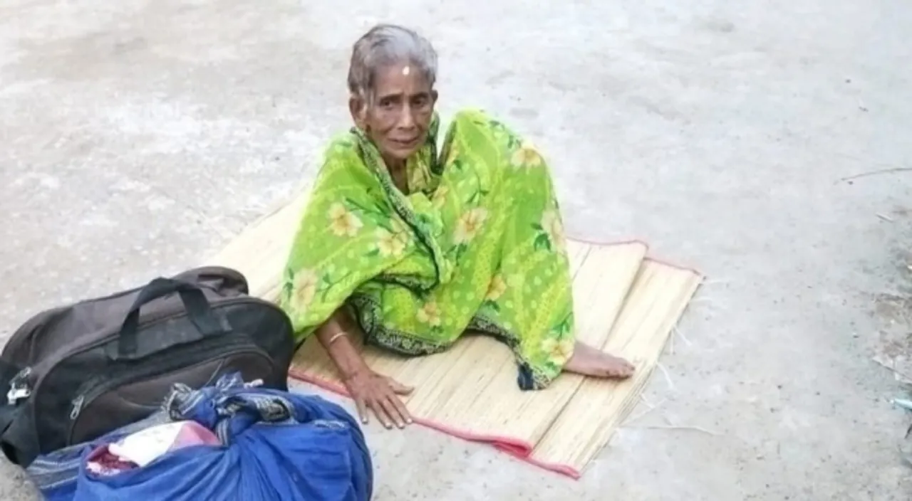  ଯୋଡ଼ା ଆଶ୍ୱିନ ହେଲା କାଳ : ପାଳିରେ ନେବାକୁ ପୁଅବୋହୂ ଭିଡ଼ାଭିଡ଼ି, ରାସ୍ତାକଡ଼ରେ ବୃଦ୍ଧା ମା’