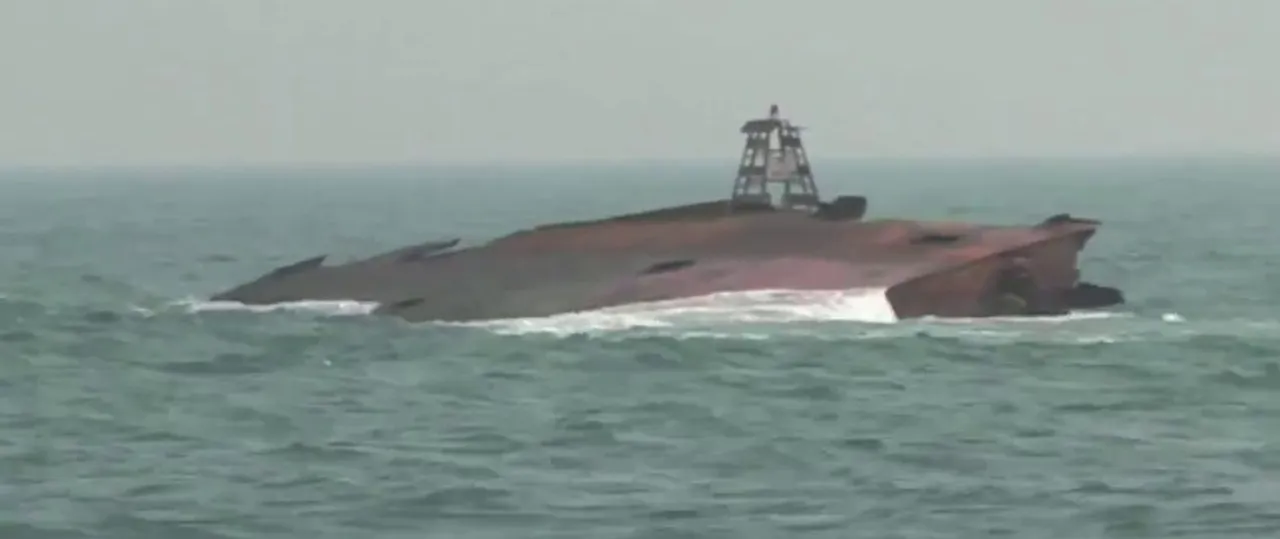  Deadly black rose : fishing trawler hit with Half submarine 