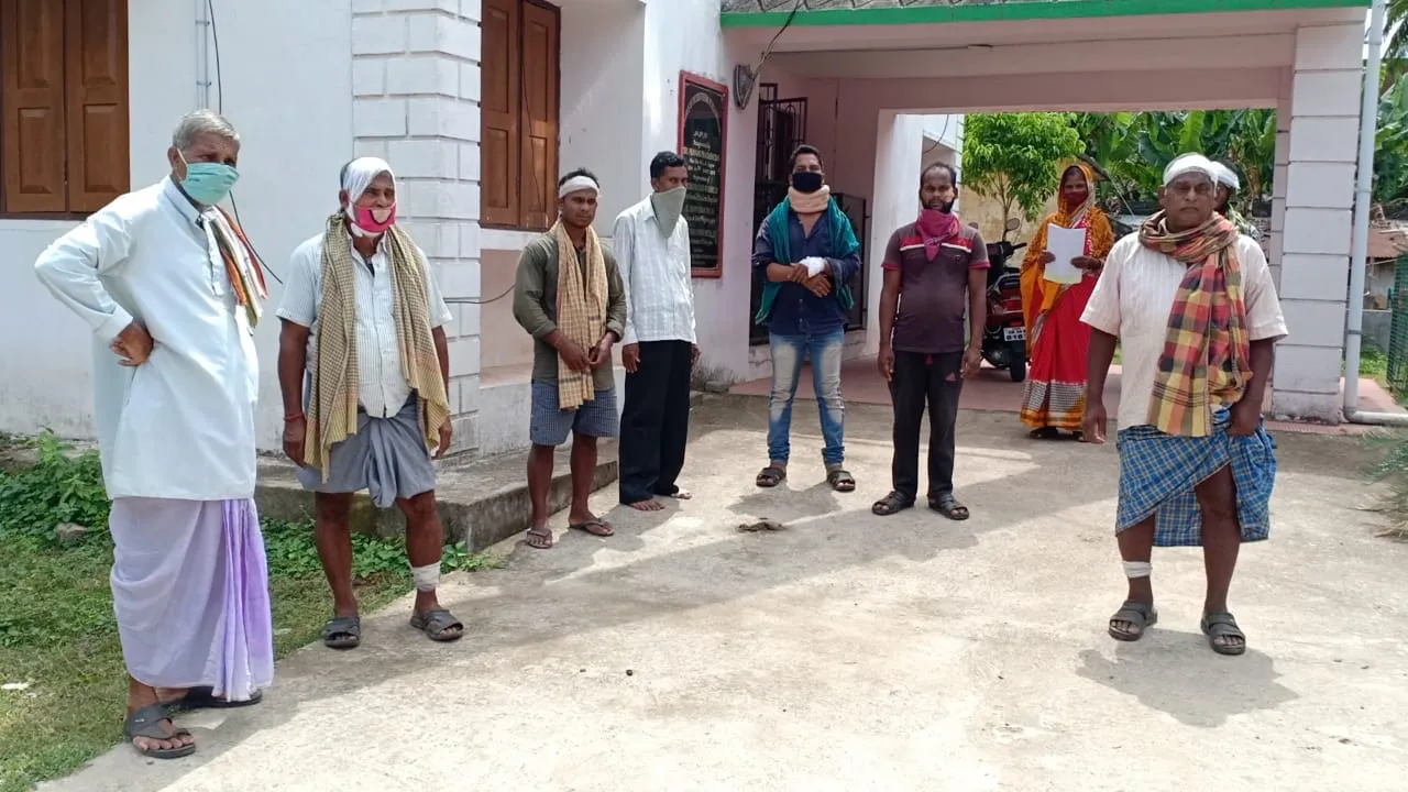  ଗାଁ ଲୋକଙ୍କଠାରୁ ମାଡ଼ ଖାଇ ଏଣେ ତେଣେ ବୁଲୁଛନ୍ତି, ପୁଲିସ୍‌ କାର୍ଯ୍ୟାନୁଷ୍ଠାନ ନନେବାରୁ ଏସଡିପିଓଙ୍କ ଦ୍ବାରସ୍ଥ ହେଲେ ପରିବାର ଲୋକେ