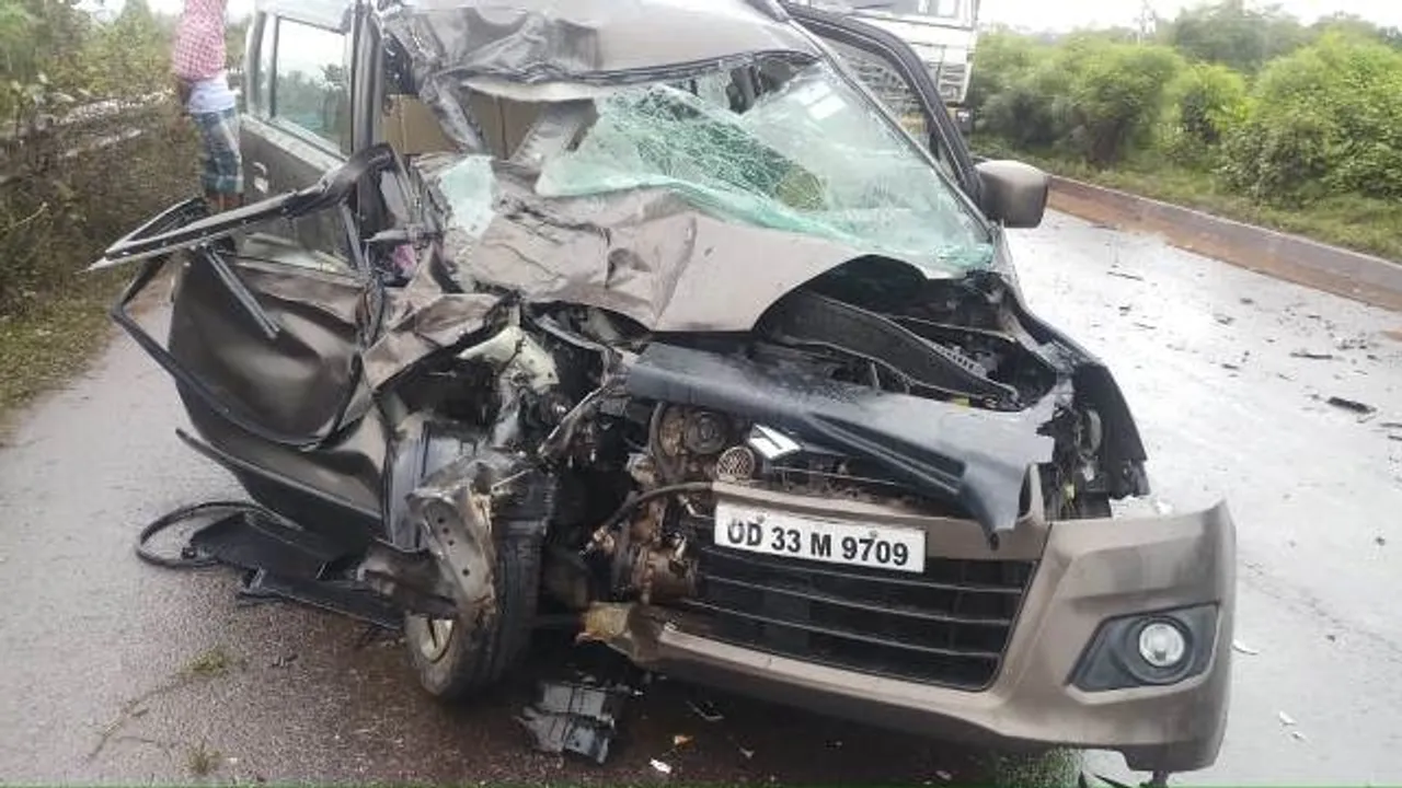  ଟ୍ରକ୍ ଓ କାର୍ ମୁହାଁମୁହିଁ ଧକ୍କା: ଦୁଇଜଣଙ୍କର ମୃତ୍ୟୁ, ଜଣେ ଗୁରୁତର