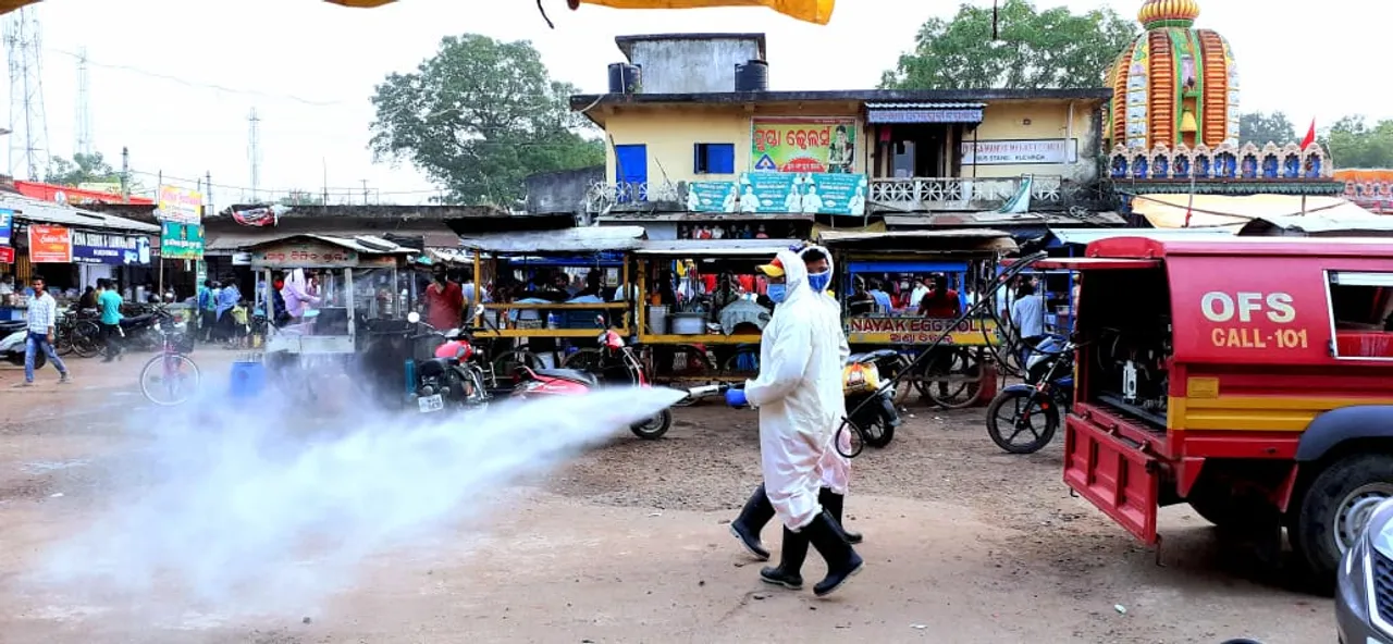  ଅଗ୍ନିଶମ ବିଭାଗ ପକ୍ଷରୁ କୁଚିଣ୍ଡା ବସଷ୍ଟାଣ୍ଡରେ ଦୁର୍ଗାପୂଜା ପୂର୍ବରୁ ସାନିଟାଇଜ୍‌ କରାଯାଇଛି।