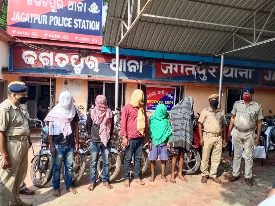  କଟକରୁ କୁଖ୍ୟାତ ଗାଡ଼ିଚୋରି ଗ୍ୟାଙ୍ଗର ୫ ସଦସ୍ୟ ଗିରଫ, ୩୪ଟି ବାଇକ୍‌ ଜବତ