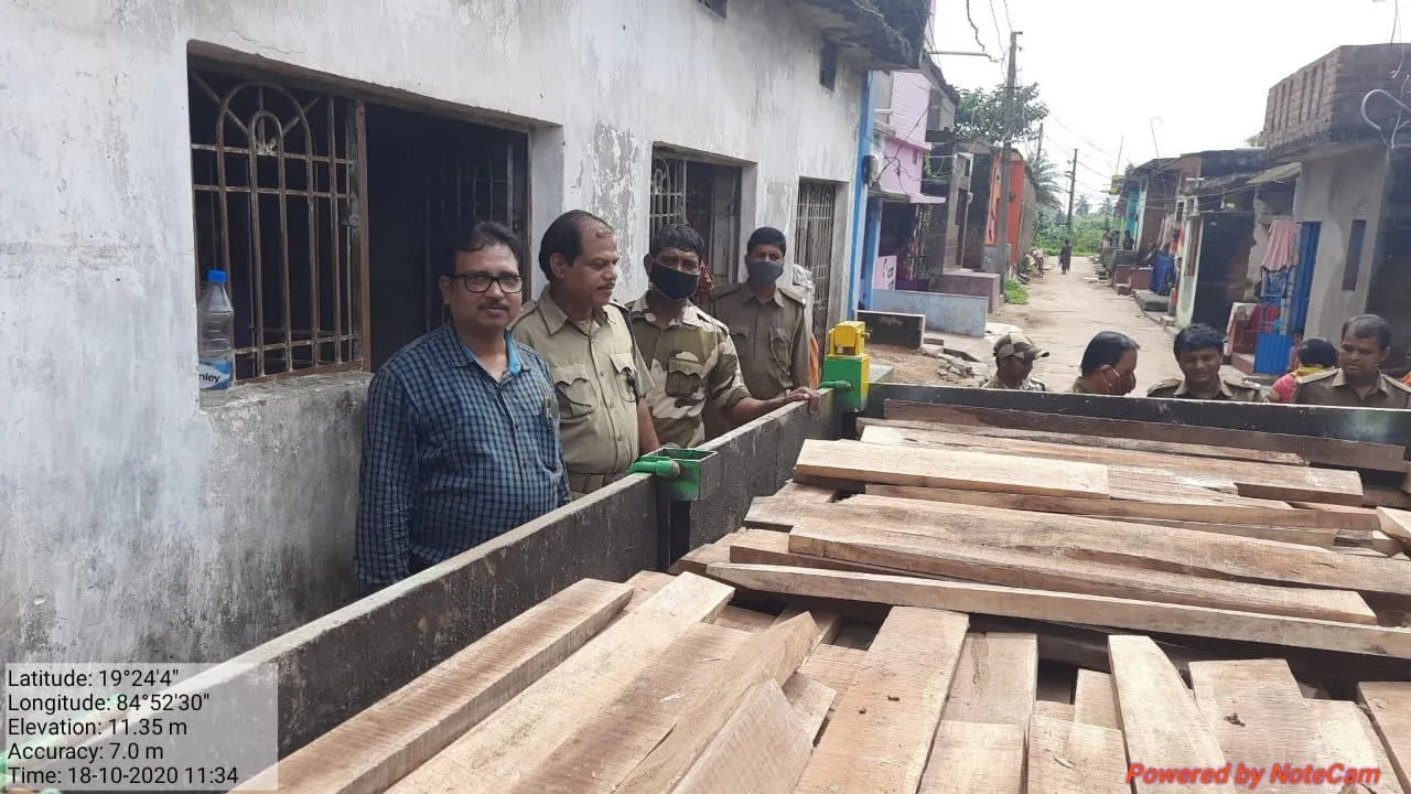  ବ୍ରହ୍ମପୁର : ଦୁଇ ଗାଁରେ ବନବିଭାଗର ଚଢଉ; ପରିତ୍ୟକ୍ତ ଘରୁ ଲକ୍ଷାଧିକ ଟଙ୍କାର ଶାଳ, ଶାଗୁଆନ୍‌ କାଠ ଜବତ
