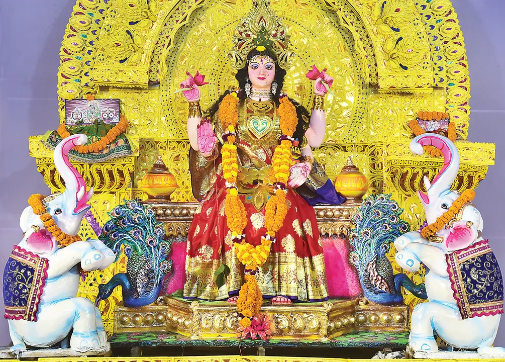  ଧରାକୁ ଓହ୍ଲାଇଲେ ଗଜଲକ୍ଷ୍ମୀ