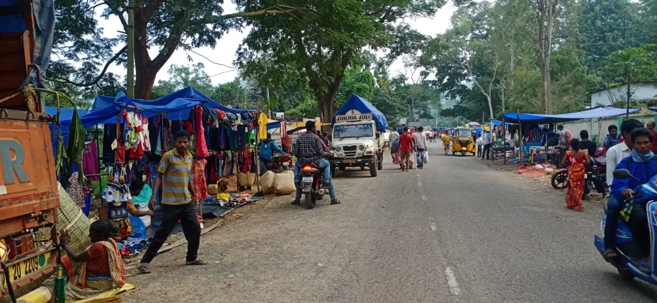  ରା.ଉଦୟଗିରି: ବାଟରେ ହାଟ ବସୁଥିବାରୁ ଦୁର୍ଘଟଣା ଘଟିବାର ଆଶଙ୍କା!
