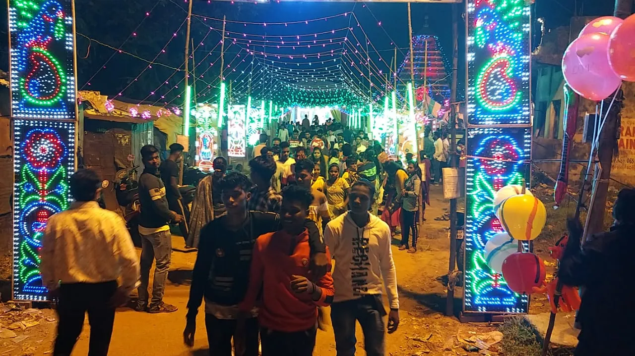  ପୂଜା ମଣ୍ଡପରେ ପ୍ରବଳ ଭିଡ କେତେ ହେଲେ ସୁଧୁରିବେ!