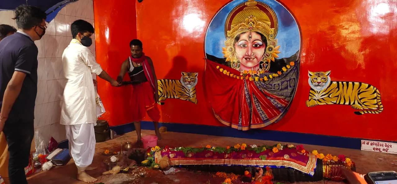  ପରମ୍ପରା ବଞ୍ଚାଇଲେ ଯୁବରାଜ: ବଣ୍ଡାବାଘ ନିକଟରେ ପୂଜାଅର୍ଚ୍ଚନା