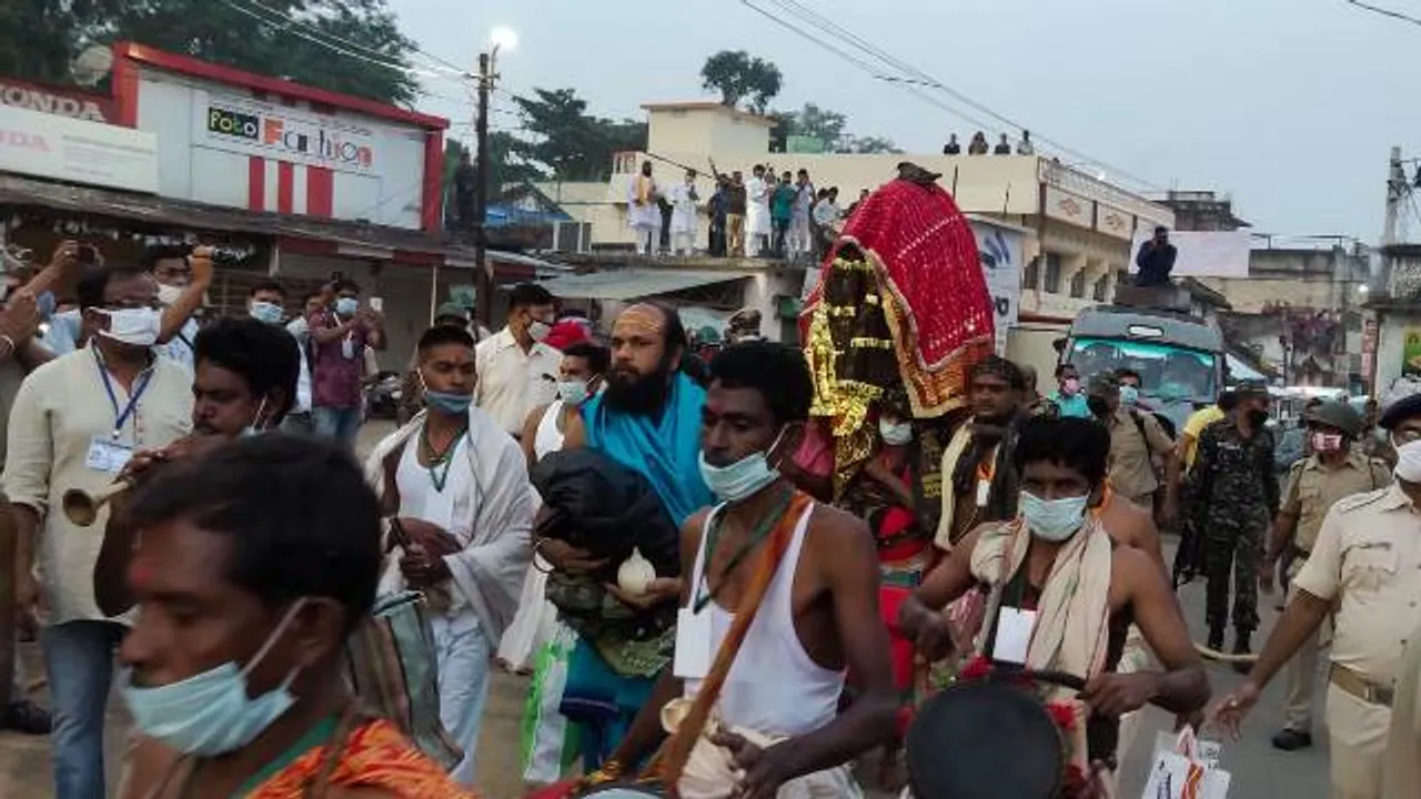  ବିନା ଭକ୍ତରେ ସହର ପରିକ୍ରମା କରିବା ପରେ ମା’ ମାଣିକେଶ୍ୱରୀଙ୍କ ଛତର ଯାତ୍ରା ସମ୍ପନ୍ନ