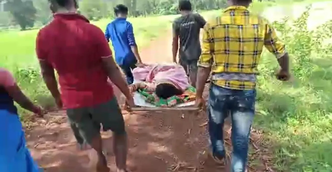  ଗାଁକୁ ନାହିଁ ରାସ୍ତା: ନବଜାତ ସହ ମା’ଙ୍କୁ ଷ୍ଟ୍ରେଚରରେ ବୋହି ଆମ୍ବୁଲାନ୍ସକୁ ଆଣିଲେ ପରିବାର ଲୋକେ