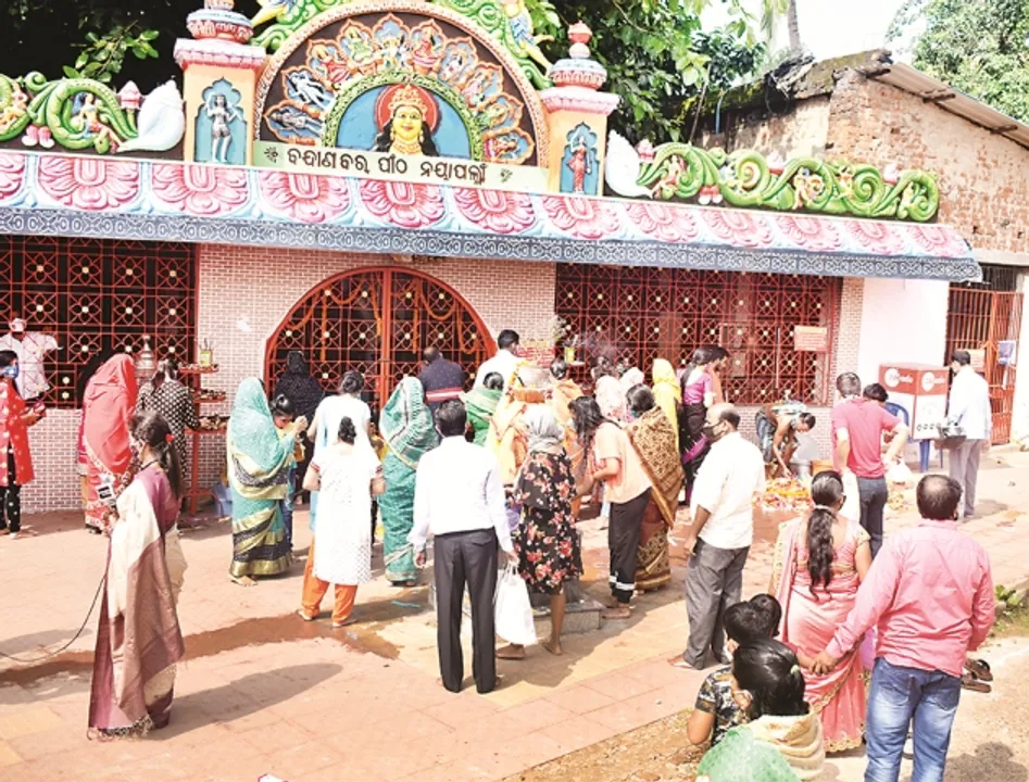 ମହାଷ୍ଟମୀ ଉପଲକ୍ଷେ ରାଜଧାନୀର ବିଭିନ୍ନ ପୂଜା ମଣ୍ଡପରେ ଜମିଲା ଭିଡ଼, ଘଉଡ଼ାଇଲା ପୁଲିସ