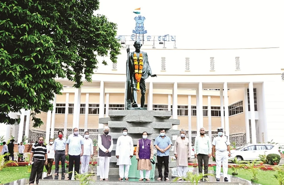 ବିଧାନସଭା ପରିସରରେ ଥିବା ଗାନ୍ଧୀ ପ୍ରତିମୂର୍ତ୍ତିରେ ବାଚସ୍ପତି ସୂର୍ଯ୍ୟନାରାୟଣ ପାତ୍ରଙ୍କ ମାଲ୍ୟାର୍ପଣ 
