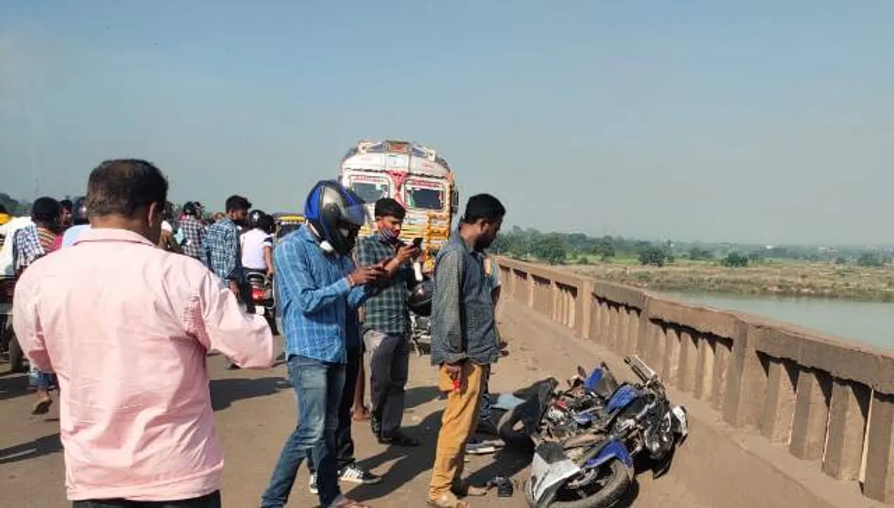  ମୋଟର ସାଇକେଲକୁ ଧକ୍କା ଦେଲା ସ୍କର୍ପିଓ: ଜଣେ ଗୁରୁତର, ଆଉ ଜଣେ ନଦୀଗର୍ଭକୁ ଖସିପଡ଼ିଲେ