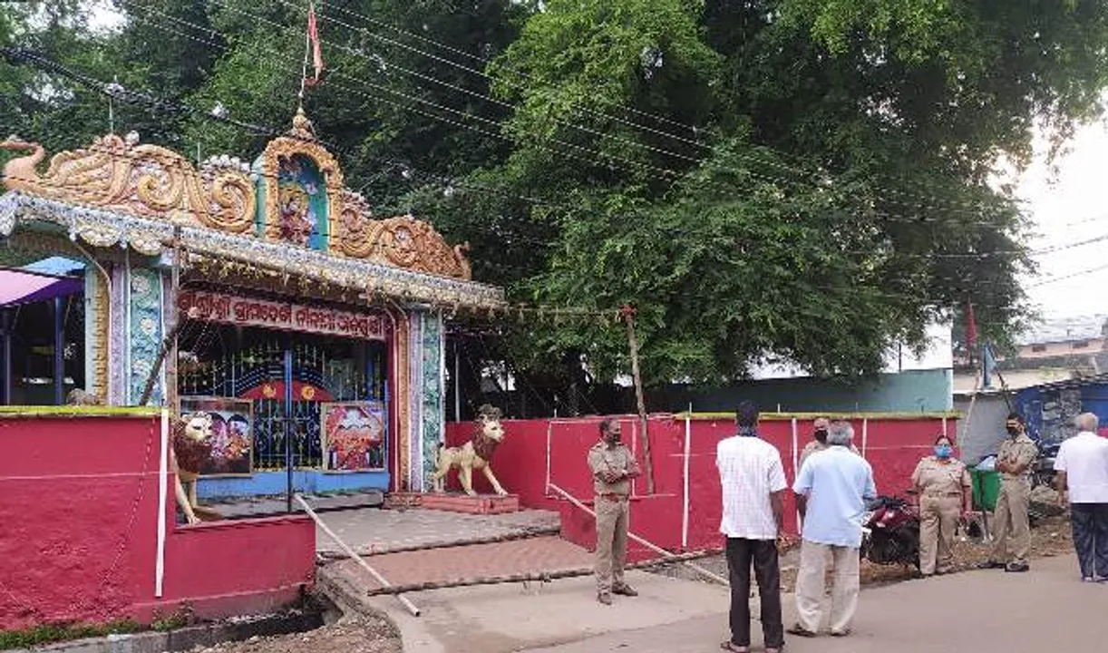  ପାରଳାଖେମୁଣ୍ଡି: ମନ୍ଦିର ସାମ୍ନାରେ ପୁଲିସ୍, ଠାକୁରାଣୀଙ୍କ ଦର୍ଶନ ପାଇଁ ଭକ୍ତଙ୍କୁ ବାରଣ