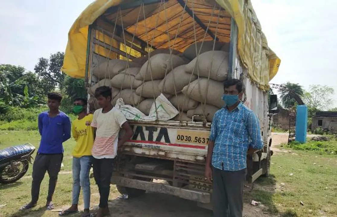  ମାଲକାନଗିରି: ପିଡିଏସ୍ ଚାଉଳ ଚୋରା ଚାଲାଣ ବେଳେ ଧରିଲେ ଗ୍ରାମବାସୀ