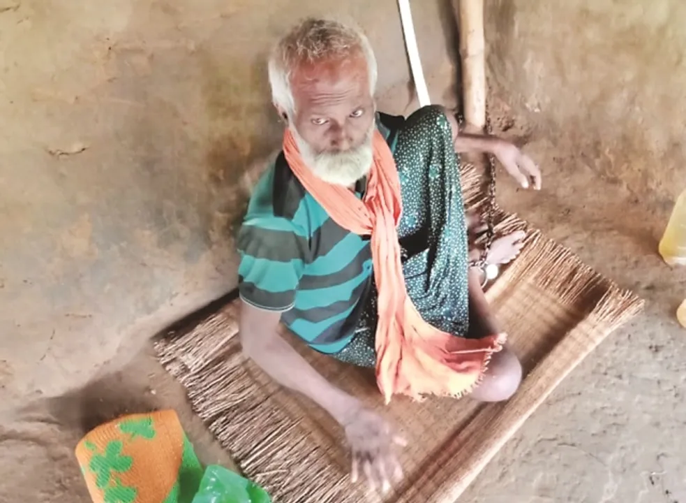  ଶିକୁଳିରେ ବନ୍ଧା ବାର୍ଧକ୍ୟ : ପତ୍ନୀଙ୍କ ମୃତ୍ୟୁ ପରେ ଜିଉଛନ୍ତି ବନ୍ଦୀ ଜୀବନ