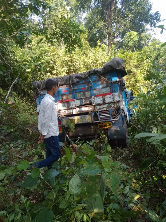  ବସ୍ ଓ ଟ୍ରକ୍ ମୁହାଁମୁହିଁ ଧକ୍କା: ୫୦ଫୁଟ୍ ତଳକୁ ଖସିଲା ଟ୍ରକ୍